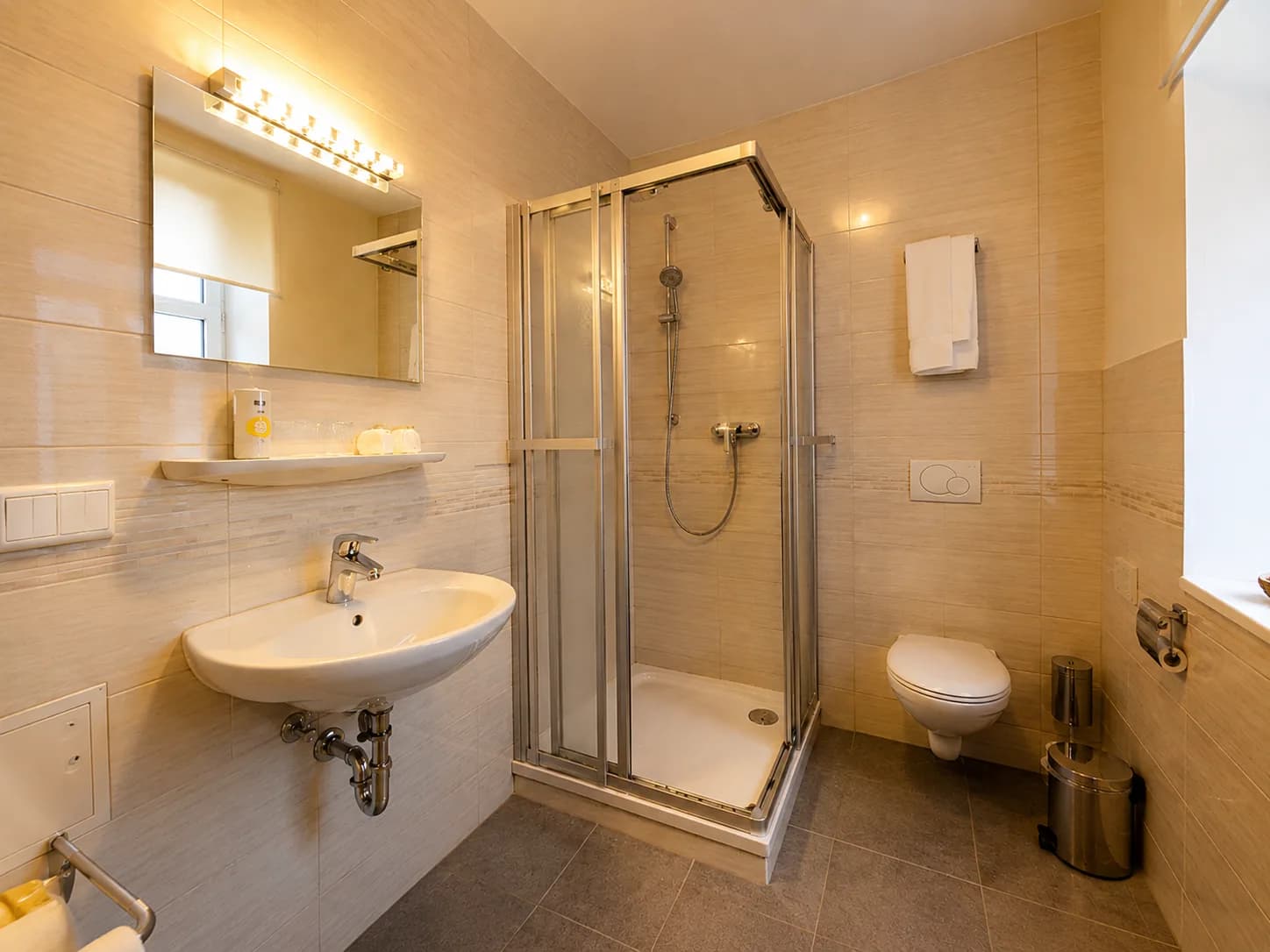 Modernes Badezimmer eines Villa-39-Apartments