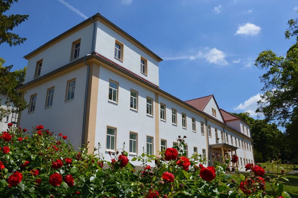 Außenansicht der Villa 39 mit Rosen im Vordergrund